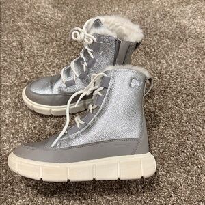 Like new! Sorel Explorer III Boots. Sz 1